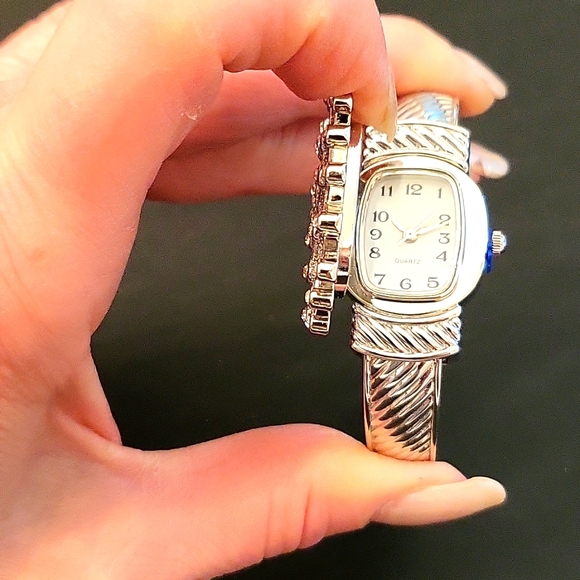 NEW Crystal Starburst Bangle-Bracelet Watch! Silver-tone, Clear Crystals - Picture 6 of 16